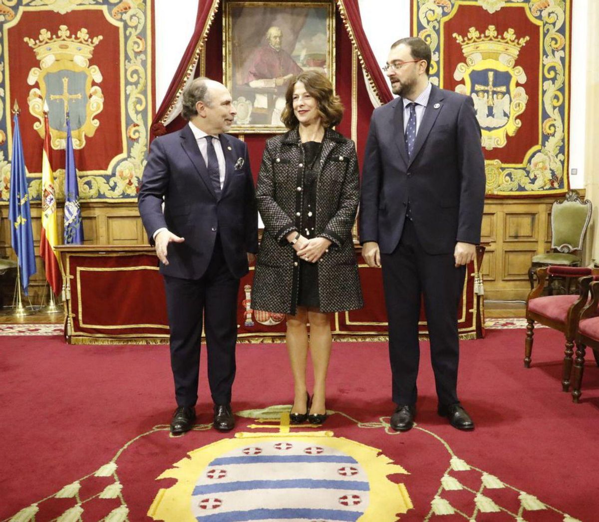 Por la izquierda, Ignacio Villaverde, Ángela Santianes y Adrián Barbón. | FERNANDO RODRÍGUEZ
