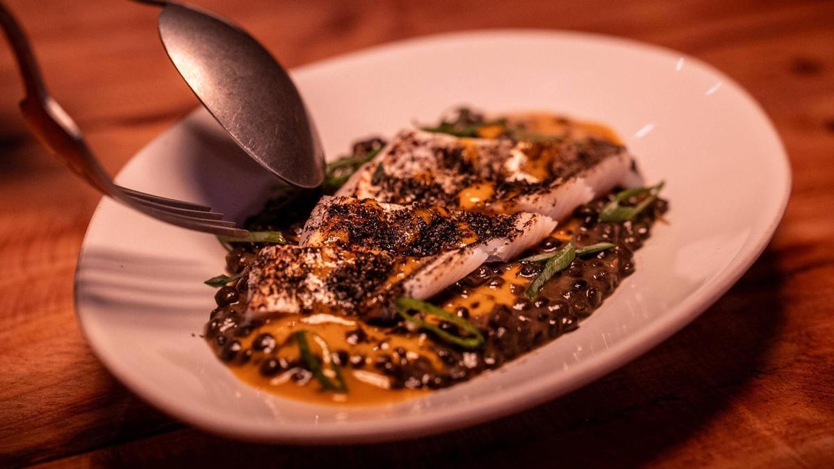 Las lentejas con tendones y 'lluerna' de Contracorrent Bistró.