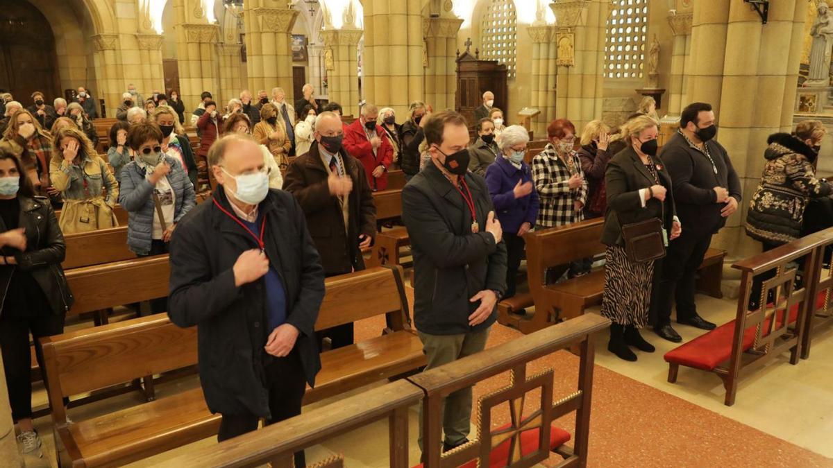 Un momento de la ecuaristía en San Pedro (con Ignacio Alvargonzález en el centro) como despedida a la Semana Santa de Gijón.