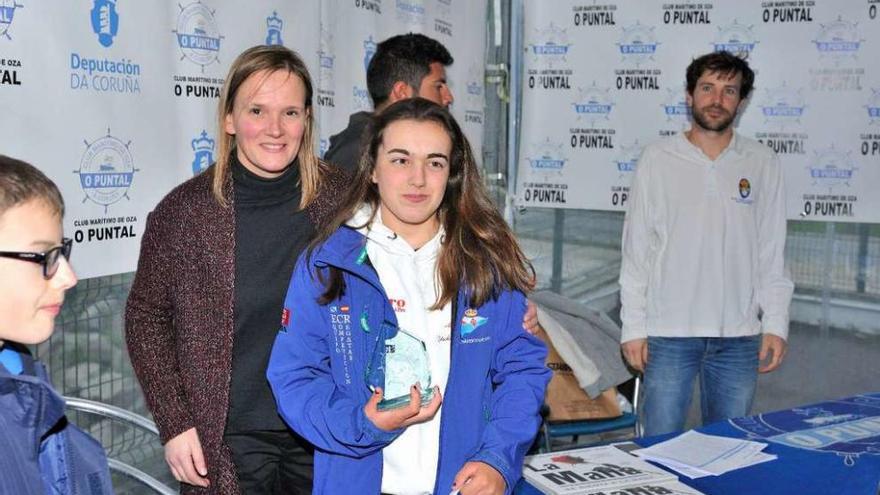 Paloma González Esteban, recibiendo su premio como campeona de la Copa de Galicia Optimist.