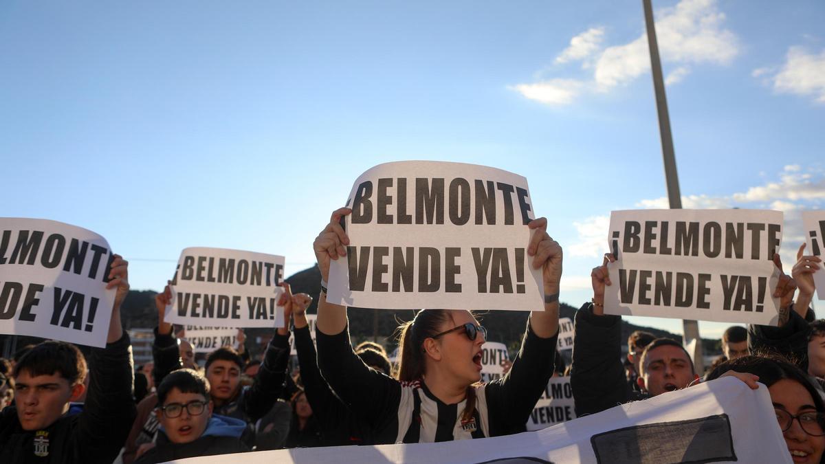 Aficionados albinegros protestan contra Belmonte en una manisfestación de febrero.