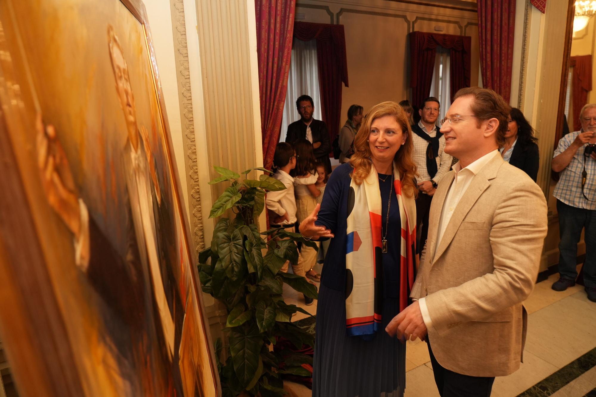 El pintor Forner entrega su retrato al maestro Tebar en el Casino Antiguo de Castelló