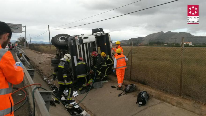 Fallece un motorista tras colisionar con un camión en Benicàssim