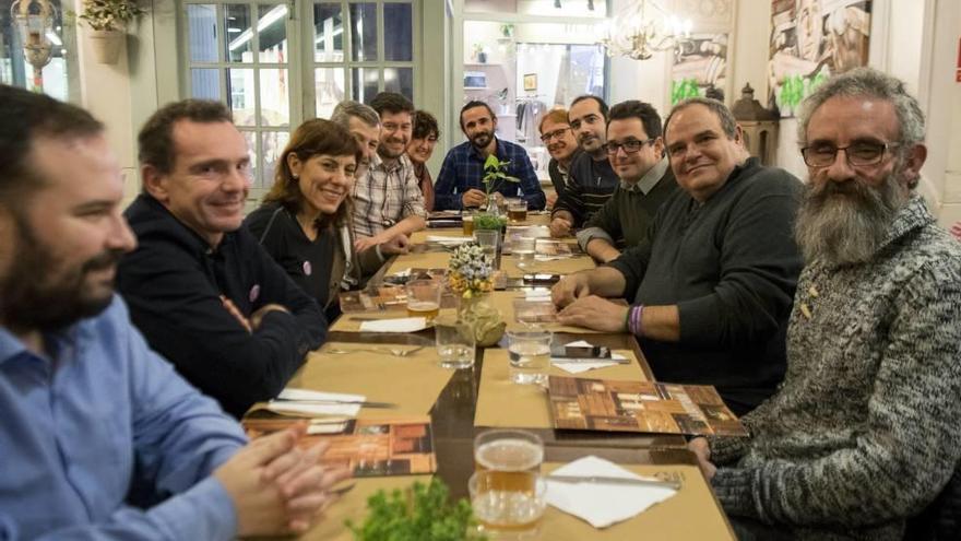 Balti presidiendo la comida de los diputados de Podemos.