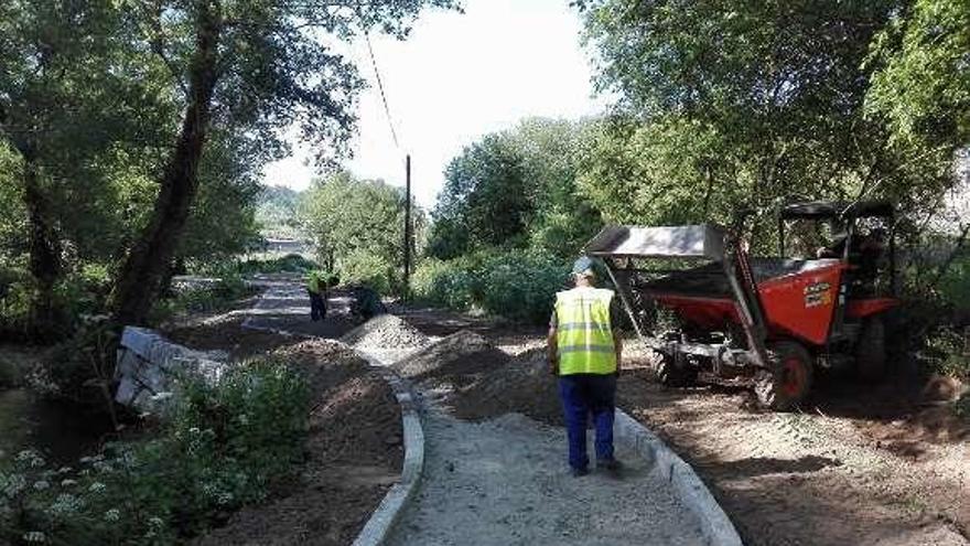 Operarios durante la realización de las obras en el río Maceiras. // FdV