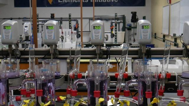 Materials en un laboratori de la Universitat de Virgínia (EUA). | PIERRE HARDY / AFP