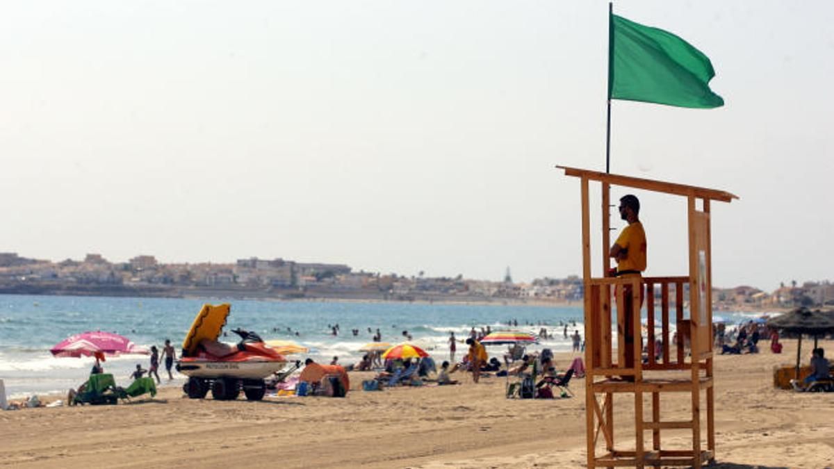 Bandera verde en una playa de la Región