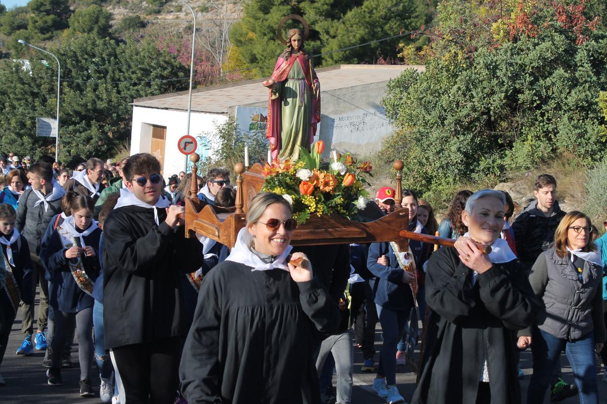 En la romería se porta la imagen de la santa a lo largo de los casi cuatro kilómetros.