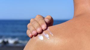 Cómo contaminan el mar las cremas de protección solar