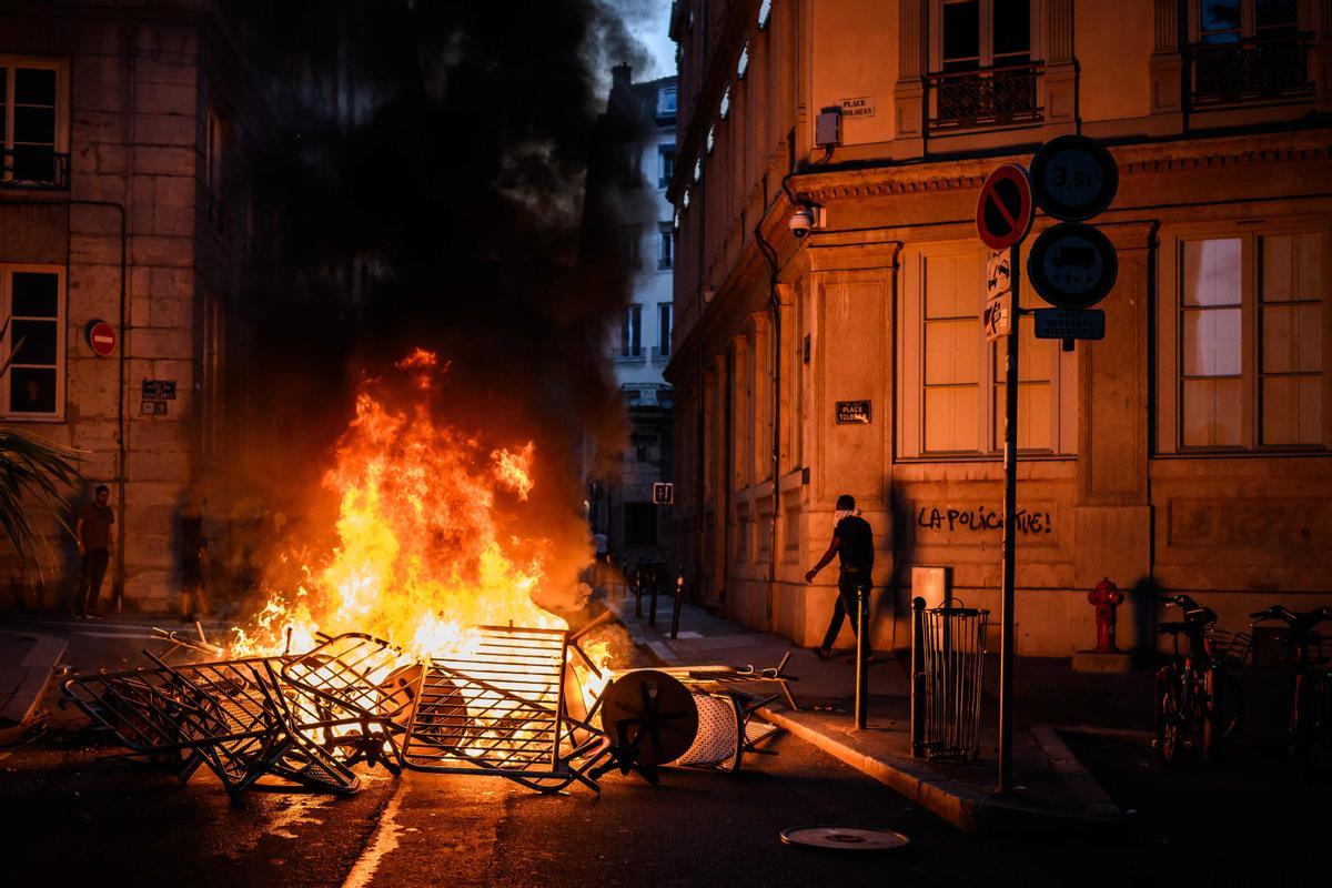 Los disturbios se extienden por Francia en la cuarta noche de protestas. Los manifestantes se enfrentan con la policía antidisturbios  en Lyon.