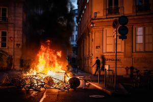 Los disturbios se extienden por Francia en la cuarta noche de protestas. Los manifestantes se enfrentan con la policía antidisturbios  en Lyon.