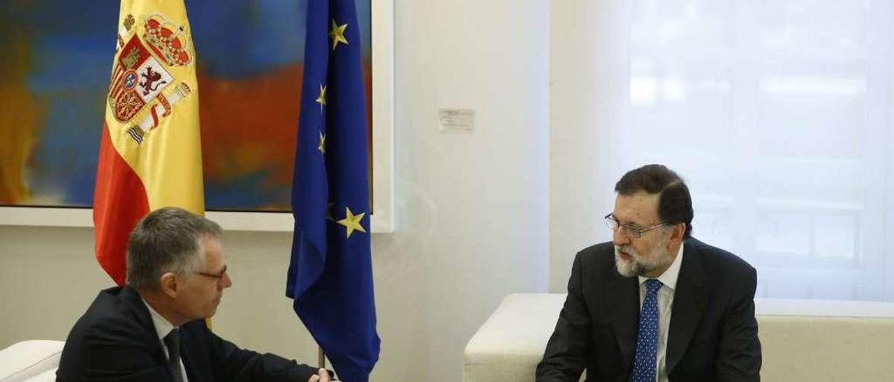 Carlos Tavares (i.) y Mariano Rajoy, ayer , en Moncloa. // Diego Crespo