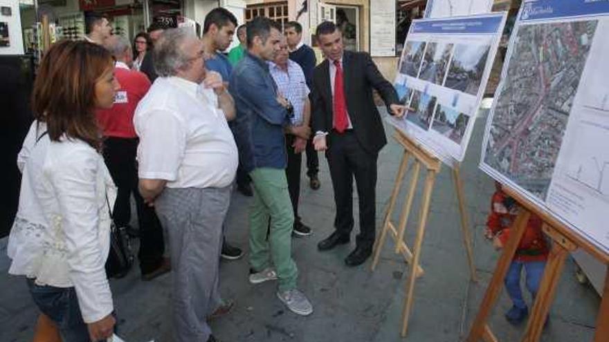 José Bernal explica el proyecto a vecinos y comerciantes.