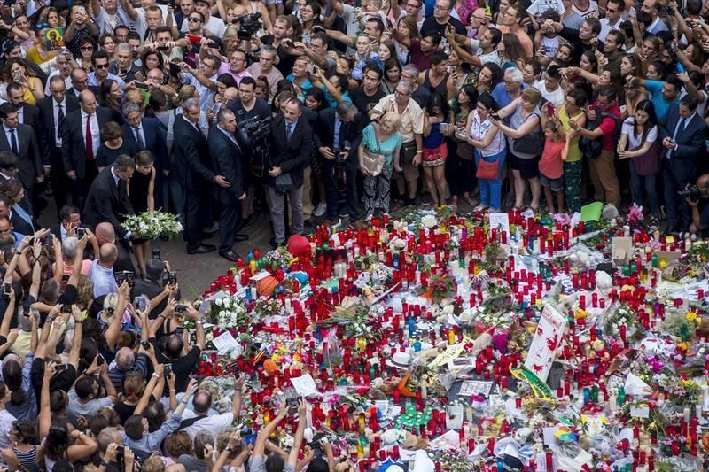 Fotogalería: Homenaje a las víctimas en Barcelona