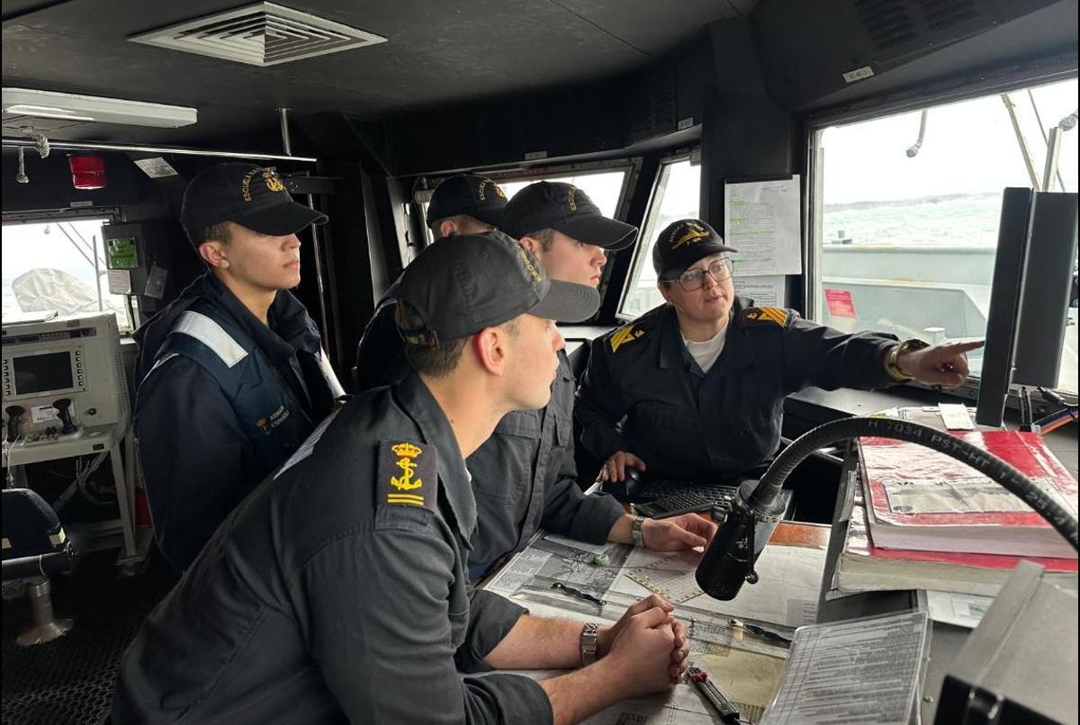 Personal de la fragata Méndez Núñez en el puente de mando del buque.