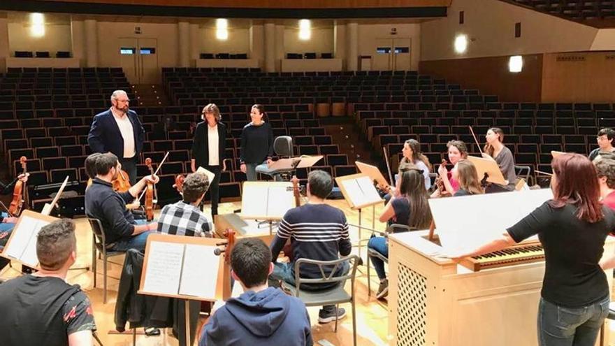 Un momento del ensayo ayer de la Orquesta de Jóvenes.