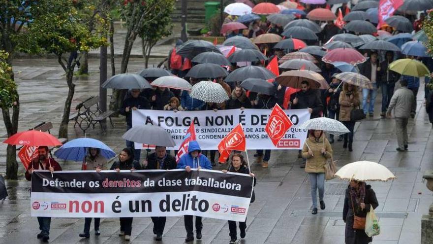 La protesta se inició en A Ferrería y finalizó ante la Subdelegación del Gobierno. // Gustavo Santos