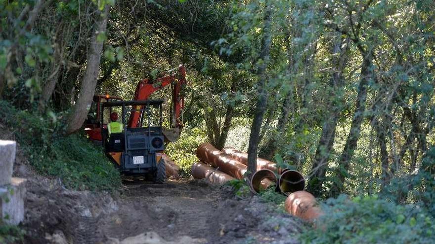 Obras para el saneamiento del río en el inicio de la senda rural. // G. Santos