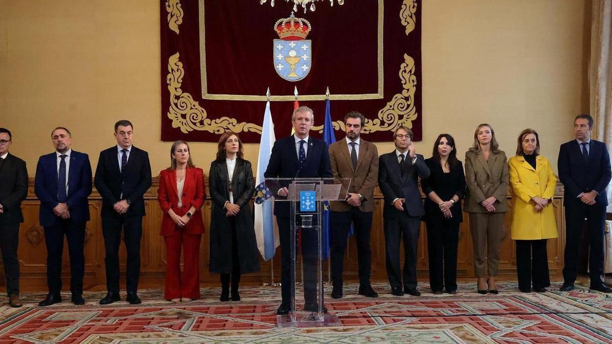 Alfonso Rueda, rodeado de sus conselleiros, en la declaración institucional en el Pazo de Raxoi.