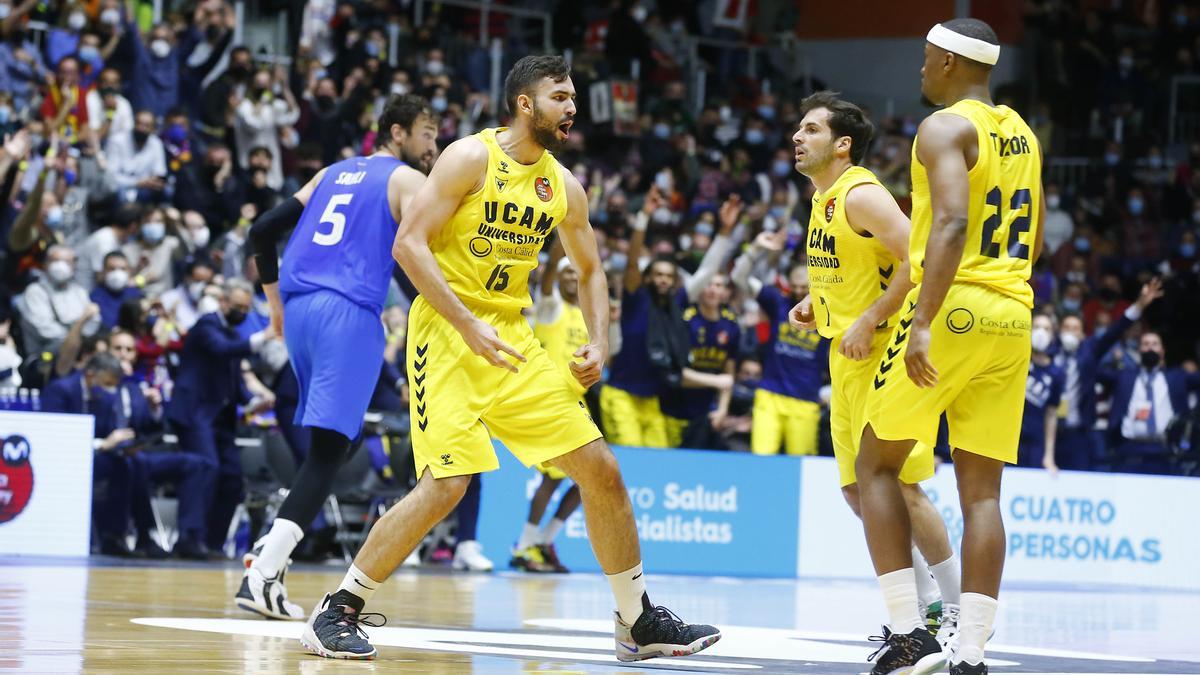 Emanuel Cate, uno de los más destacados por parte del UCAM Murcia, celebrando una canasta.