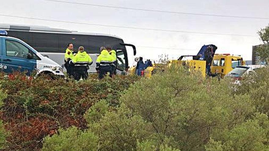 Agents dels Mossos d&#039;Esquadra, al costat de l&#039;autocar implicat en l&#039;accident.