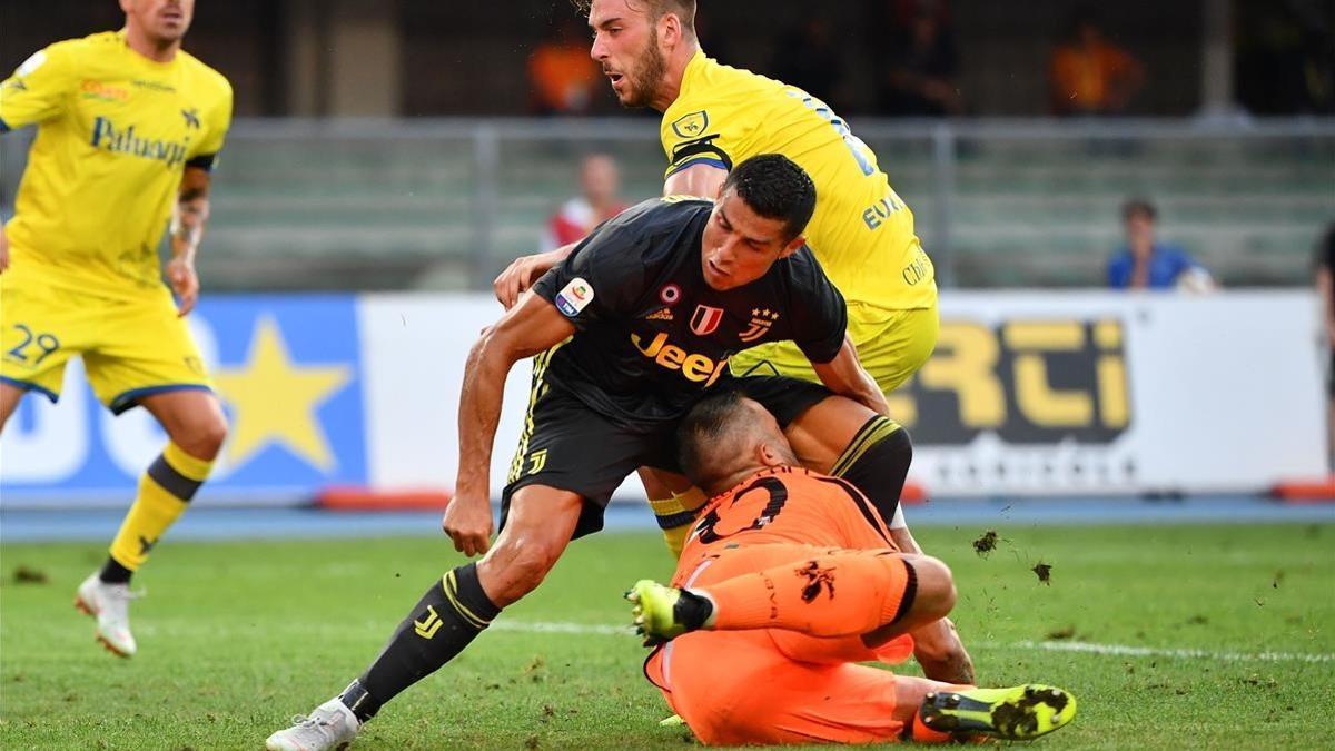 Cristiano choca con el portero del Chievo.