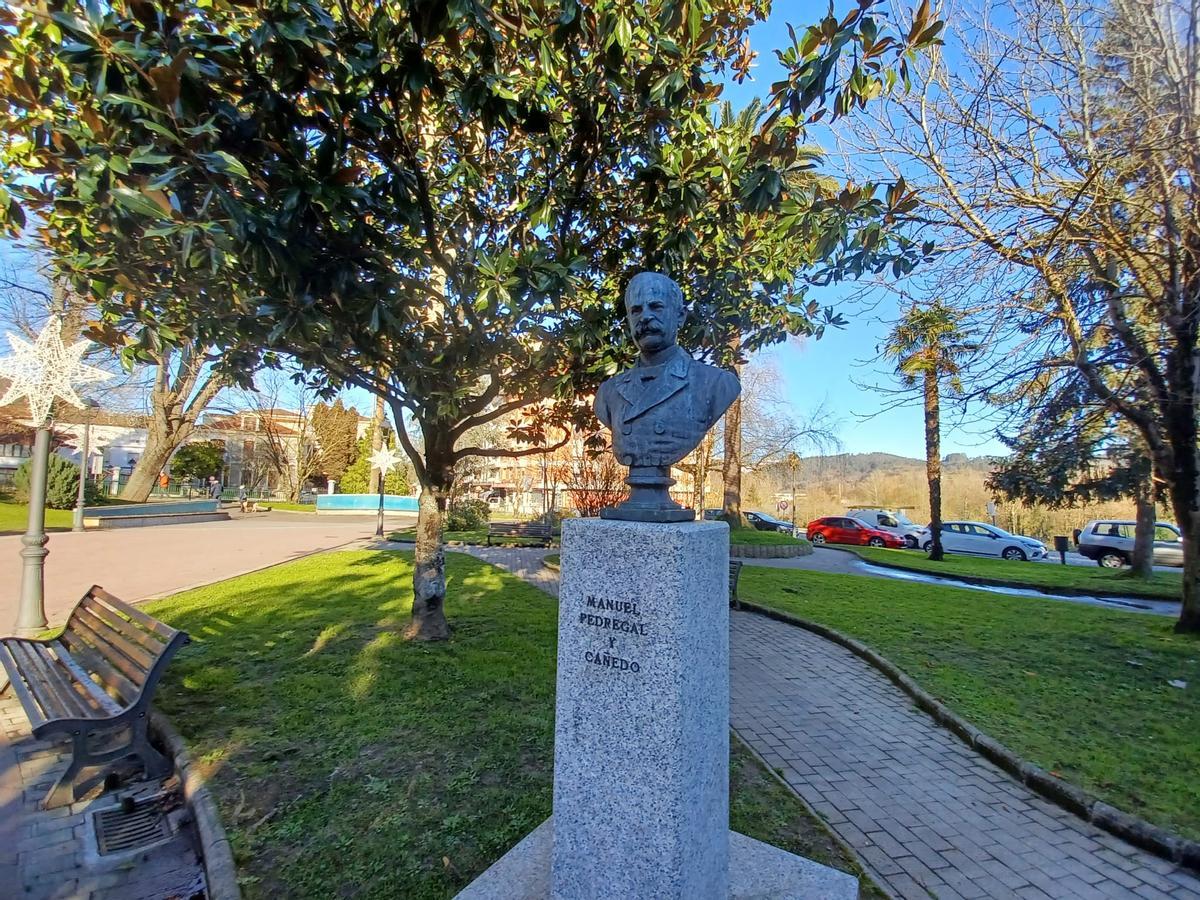 Busto de Manuel Pedregal ubicado en el parque de Abajo.