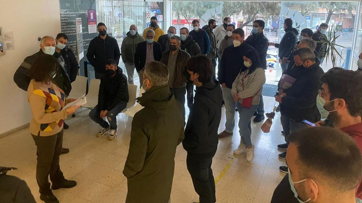 Más de 60 personas se presentaron ayer a las pruebas de EMT Palma. | CORT