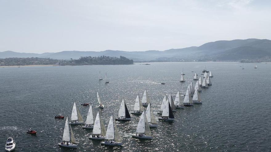 Baiona estrena líderes en un Trofeo Príncipe de Asturias condicionado por el viento