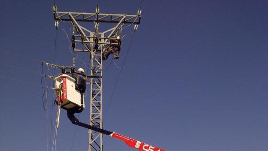 Subestación eléctrica de la
cooperativa con el pueblo
de Alginet al fondo.  cea | CEA 