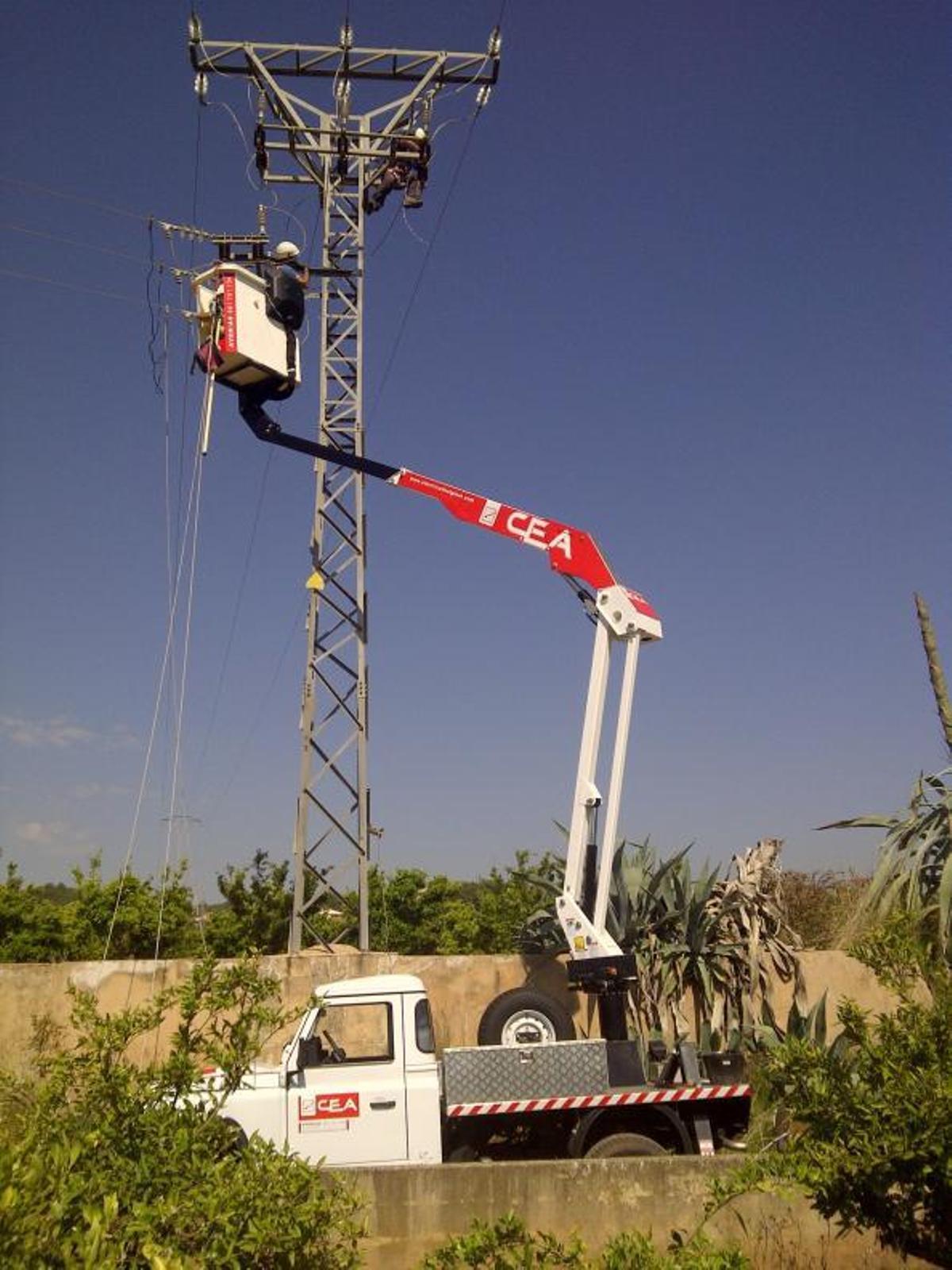 Subestación eléctrica de lacooperativa con el pueblode Alginet al fondo. cea | CEA