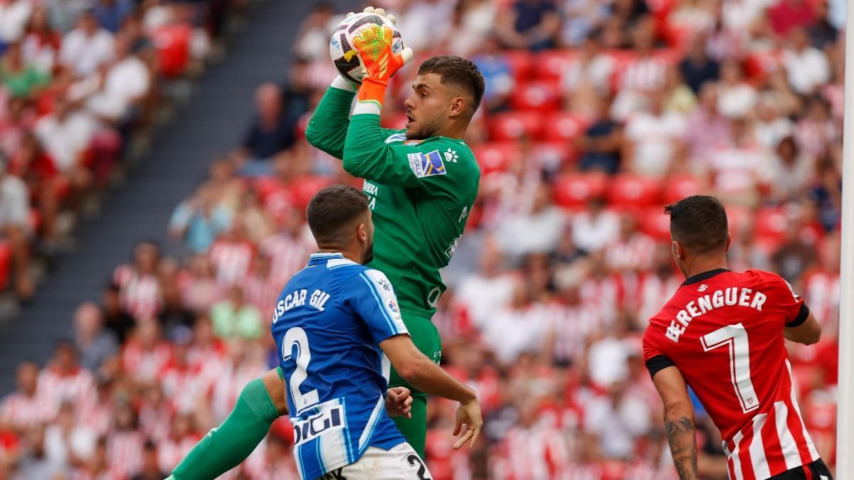 El portero del Espanyol Álvaro Fernández atrapa un balón durante el partido de la cuarta jornada de Liga