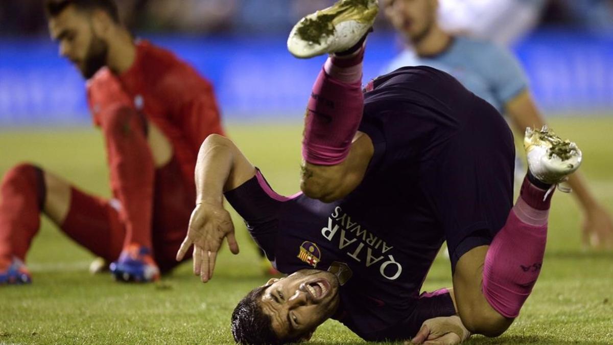 Luis Suárez cae volteado en una acción de ataque del Barça.