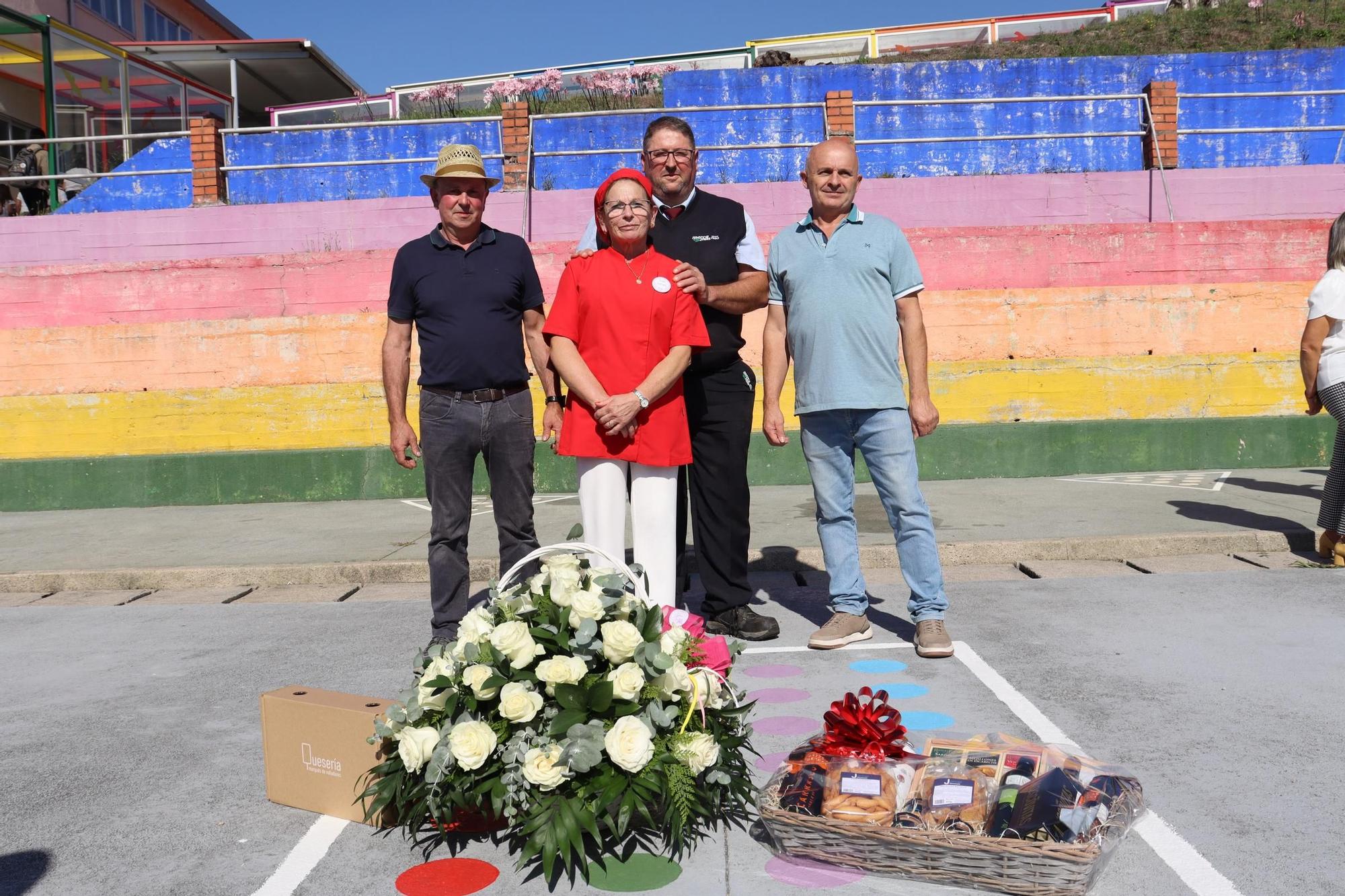 El homenaje a Rosa Isorna Portugués, que se jubila a los 72 años después de 46 ejerciendo como cocinera y «segunda madre» en el CPI Progreso de Catoira.