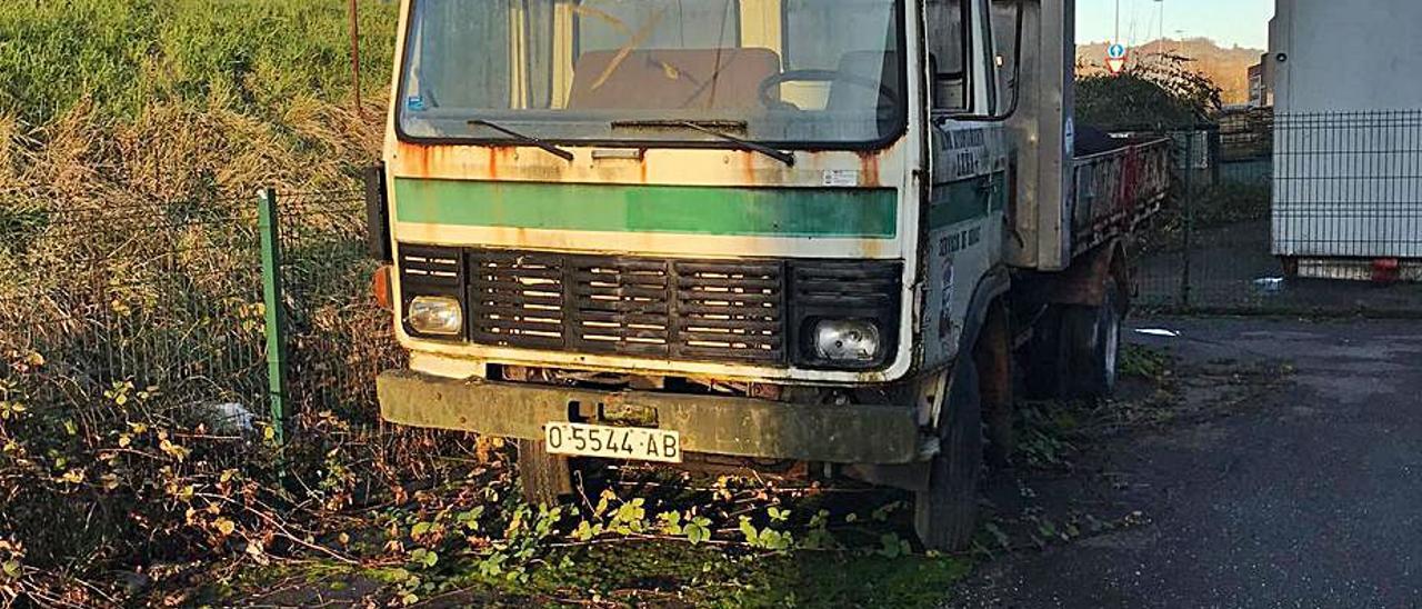 El camión propiedad del Ayuntamiento de Lena donde estaba montada la grúa, abandonado en Olloniego.