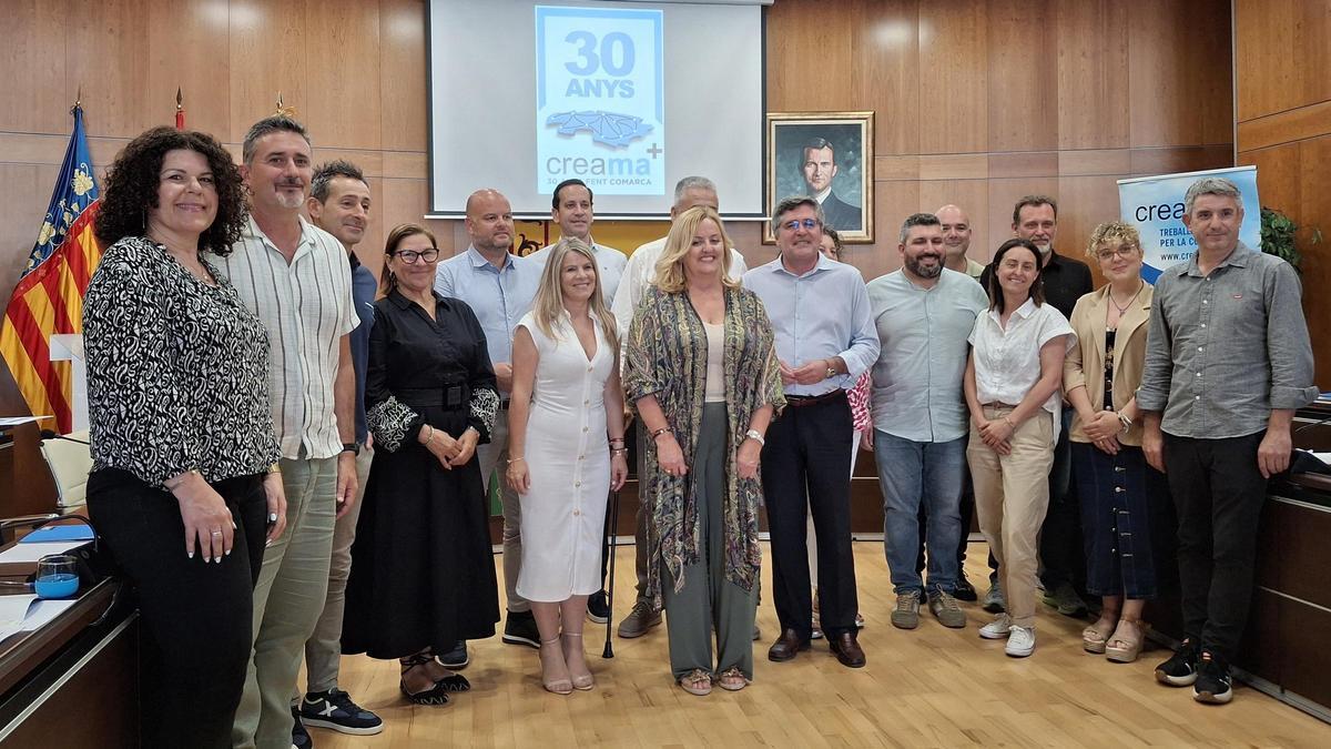 Alcaldes y concejales junto al presidente de Creama, Carlos Pastor