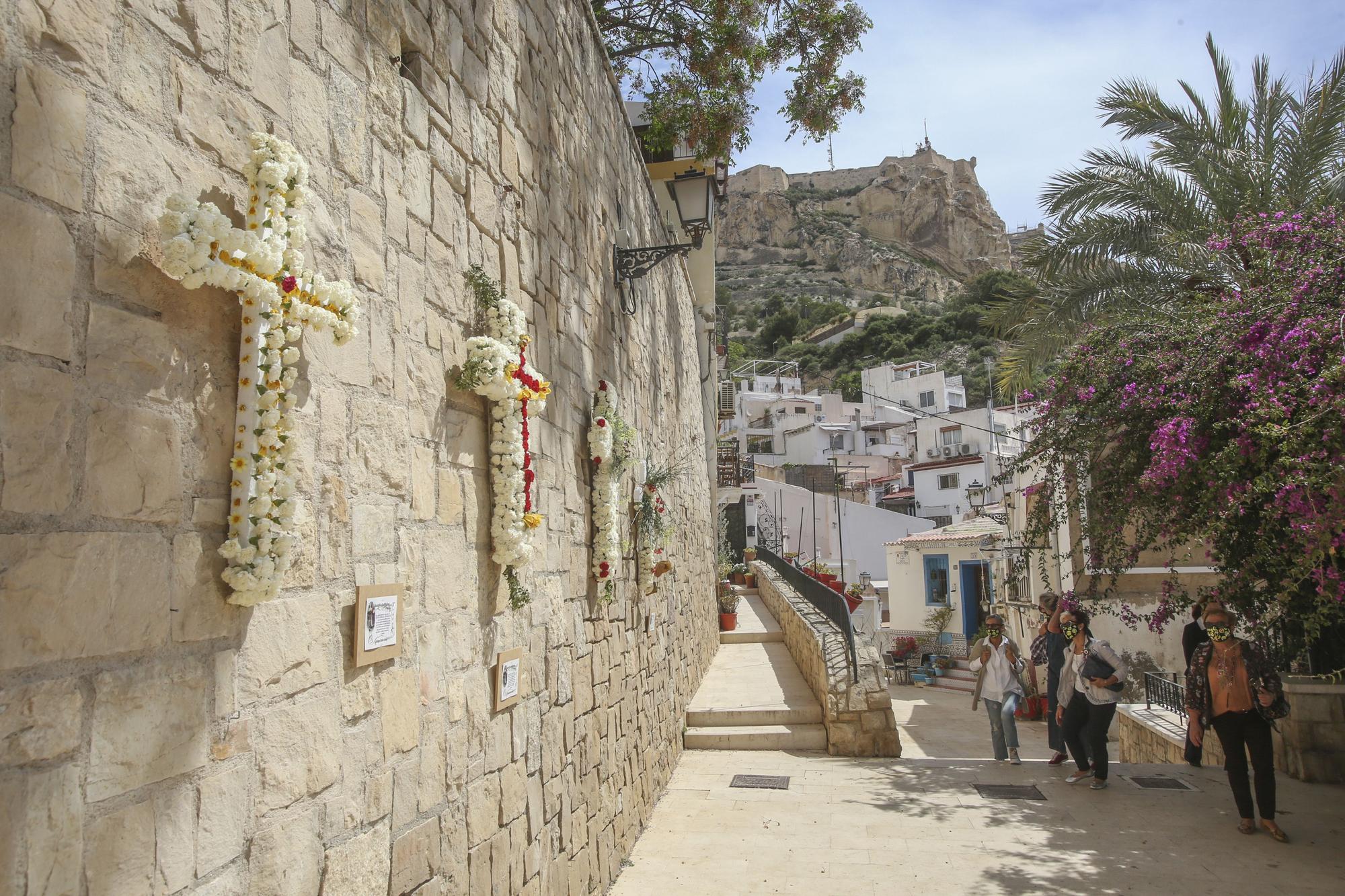 Vecinos del barrio de Santa Cruz en Alicante engalanan las calles con las tradicionales Cruces de Mayo