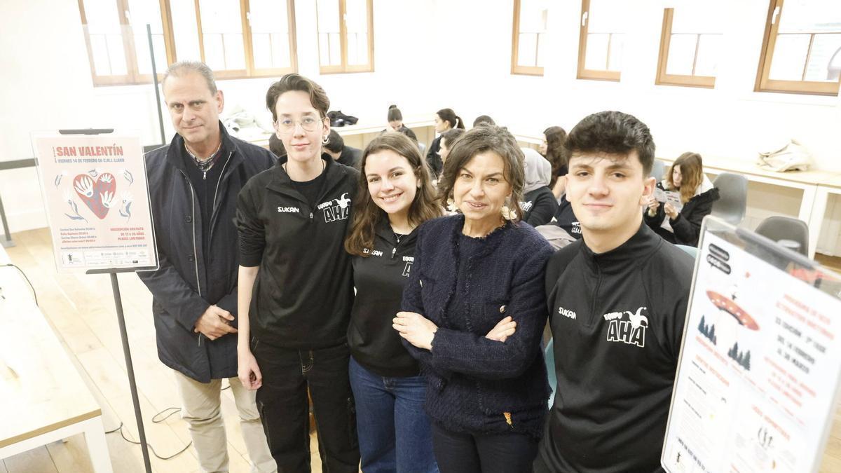 Malena Cortina, segunda por la izquierda, en un acto de Abierto Hasta el Amanecer.