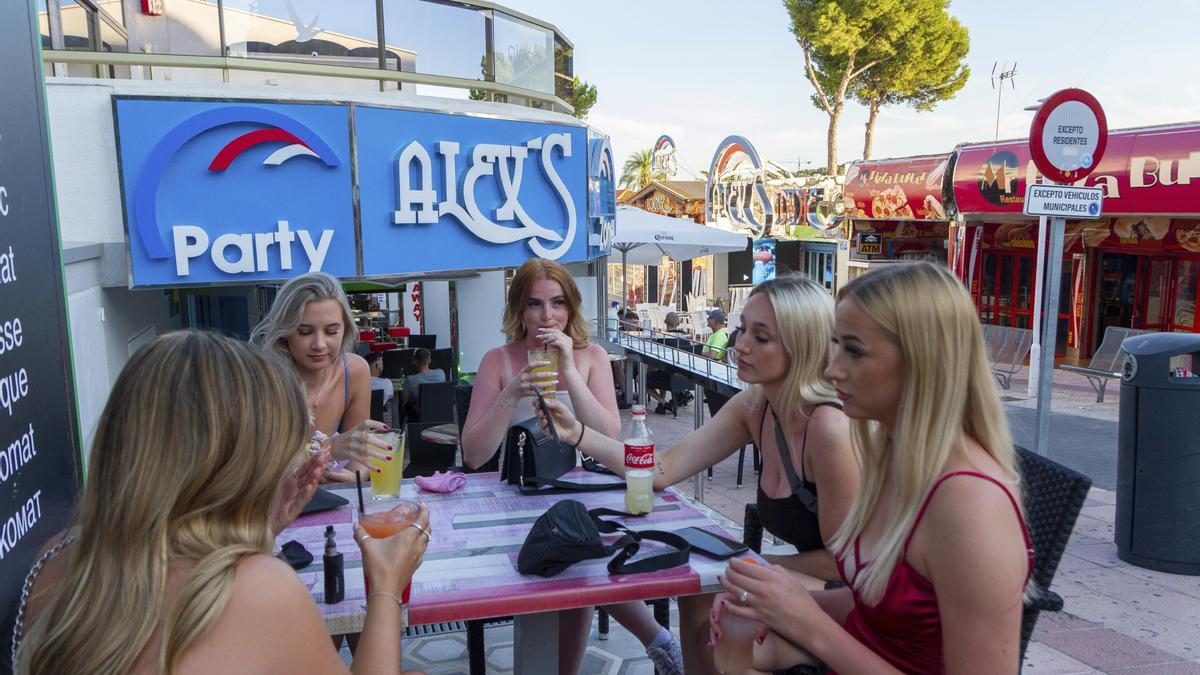 Britische Urlauberinnen in Magaluf auf einem Archivfoto von Juli 2020.