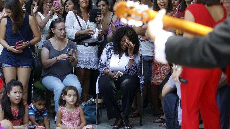 Gloria Gaynor, con los niños del CEIP Luis Vives