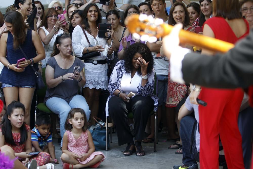 La cantante Gloria Gaynor visita el colegio público Luis Vives de Valencia