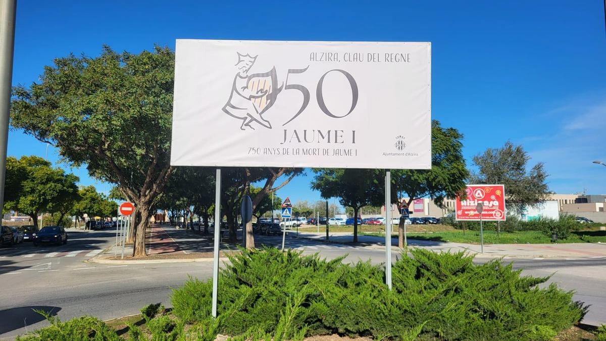 Uno de los carteles instalados con la imagen institucional dedicada al aniversario.