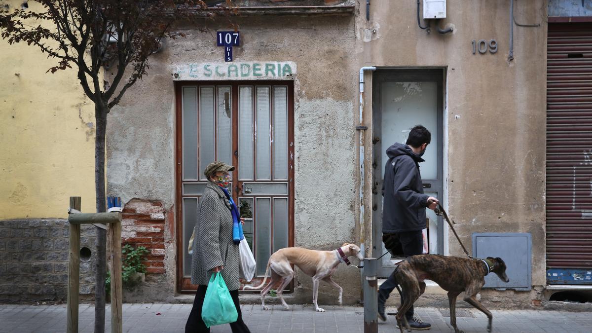 107 bis de la calle de Arenys, la vía principal del barrio.