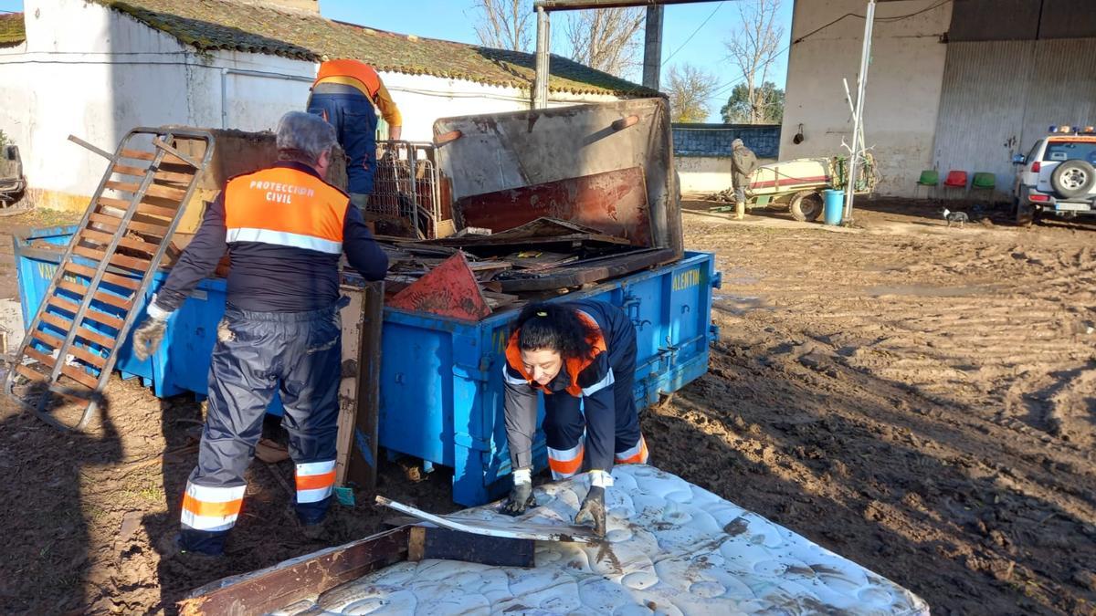 Voluntarios de Protección Civil retiran en seres de una vivienda inundada tras el temporal Efraín, en diciembre de 2022.