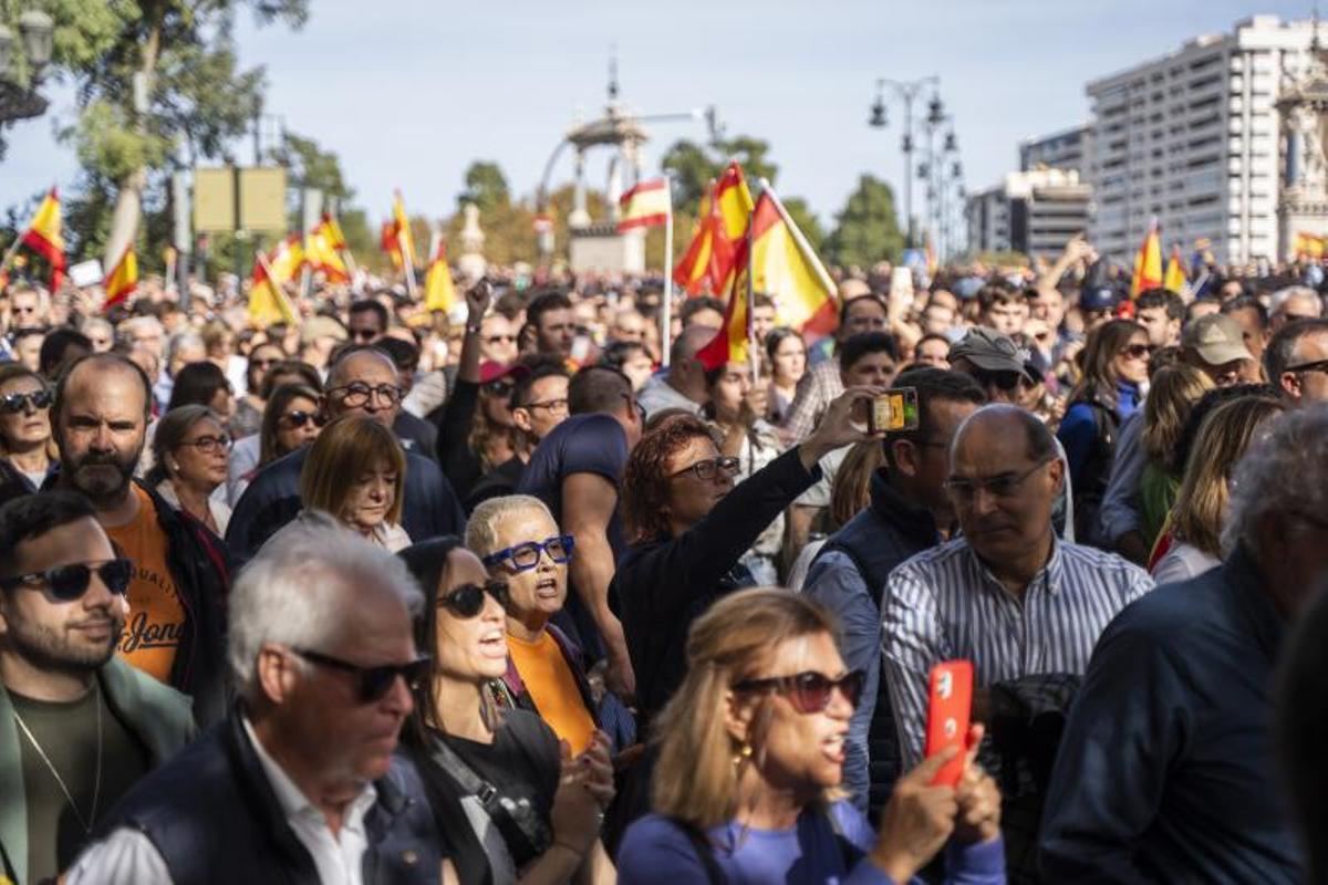 Miles de manifestantes durante una concentración contra la amnistía, a 12 de noviembre de 2023, en Valencia, Comunidad Valenciana (España).