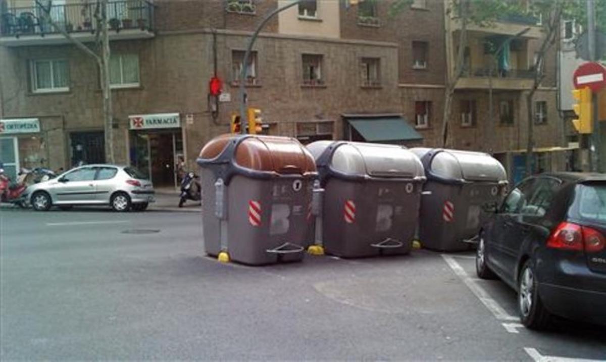 Contenidors al mig de la calçada.A la cantonada dels carrers de Mas Casanovas i de Padilla, a Barcelona, els contenidors d’escombraries ara estan al centre de la calçada, cosa que impedeix la visibilitat, no només dels conductors, sinó també dels vianants que creuen el carrer. És sorprenent que l’ajuntament i la Guàrdia Urbana ho permetin.