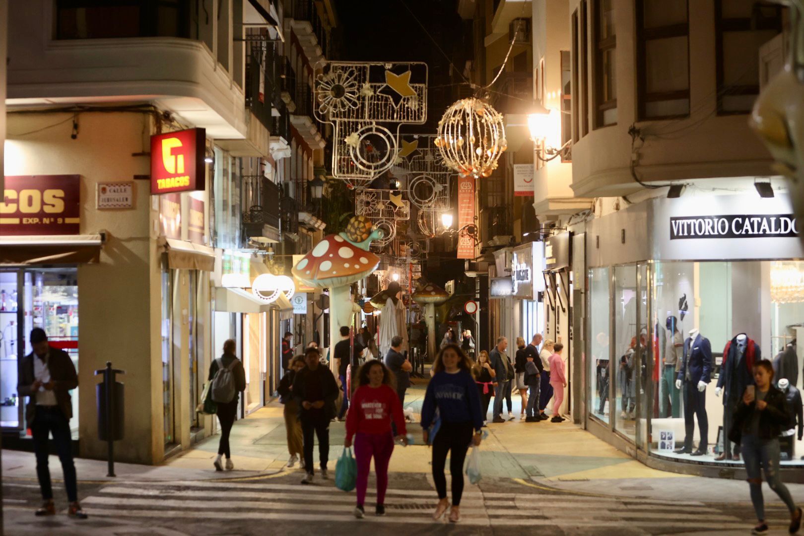 En Alicante las calles continuaban igual de iluminadas.