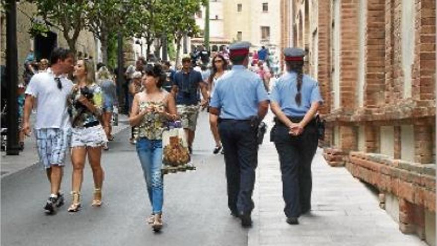 Dos agents dels Mossos d&#039;Esquadra patrullant entre els visitants a Montserrat, aquesta setmana