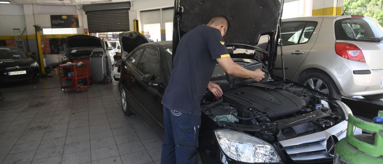 Un mecánico inspecciona el motorde un coche en un taller de Murcia, ayer por la tarde.