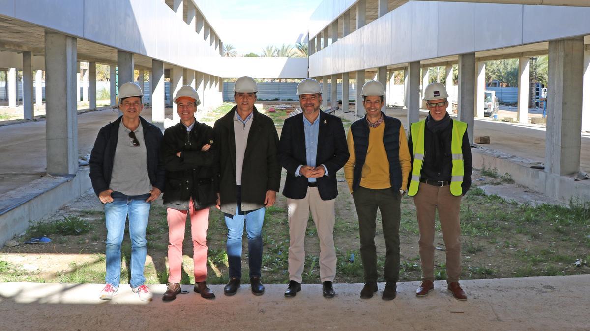 El rector de la UMH, Juanjo Ruiz, en el centro, ha visitado el estado de los trabajos del nuevo edificio Valverde.